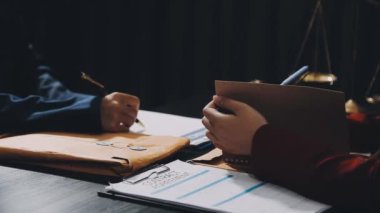 Ofiste çalışan iş adamları