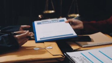 İş adamı sözleşmesi imzalar, belge imzalar, sözleşme imzalar, sözleşme imzalar, sözleşme imzalar, iş sözleşmesi, anlaşma kavramı