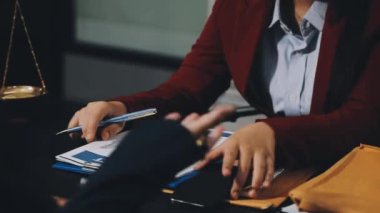 Takım elbiseli ve gözlüklü genç işadamı.