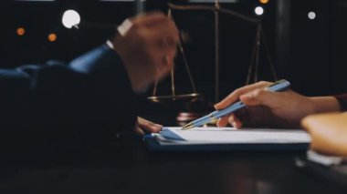 İş adamı, sözleşmeli olarak çalışıyor.