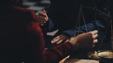 Hakim tokmak ve hakim kelepçeler Adalet, hukuk ve adalet konsepti.