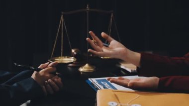 Belgeler ve belgelerle çalışan iş kadını avukat