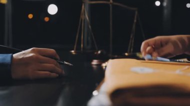 Dizüstü bilgisayarda çalışan bir iş adamı