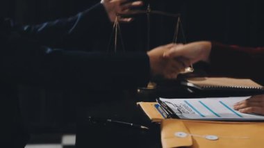 Takım elbiseli iş adamı kontrat yapıyor