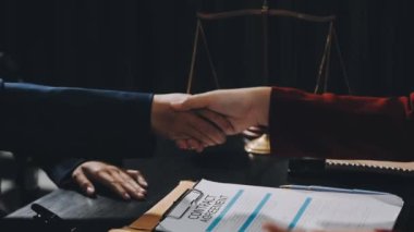 İş Adamları Tokalaşıyor