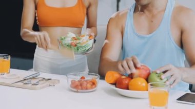 Genç bayan kahvaltı yapıyor.