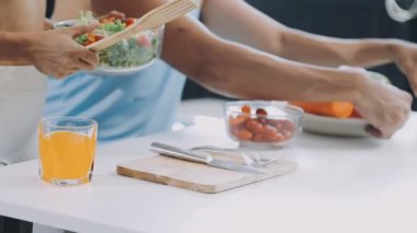 Genç bir kadın mutfakta kahvaltı yapıyor.