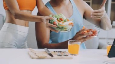 Genç çift mutfakta kahvaltı yapıyor..