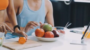 Genç çift mutfakta kahvaltıya hazırlanıyor.