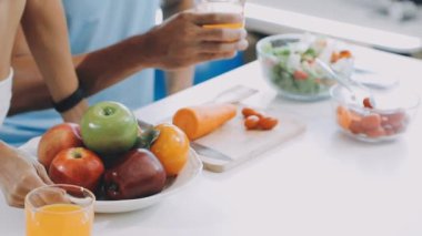 adam dökme portakal suyu