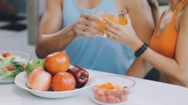 Bir kadın ve bir adam bir bardak meyve suyu ile