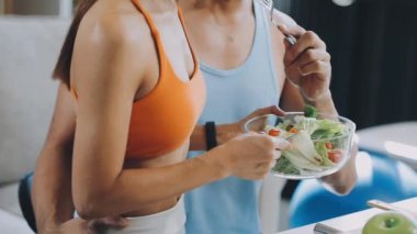 Sağlıklı salata yiyen kadın