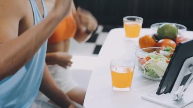 genç bir çift having kahvaltı