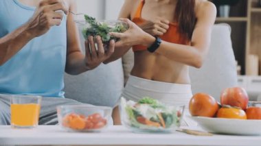 Genç çift kahvaltısını evde yapıyor..