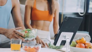 sağlıklı yaşam tarzı konsepti. Mutfakta salatalı genç çift.