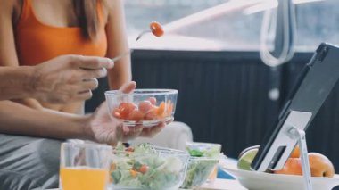 Kadın ve erkek mutfakta kahvaltı hazırlanıyor