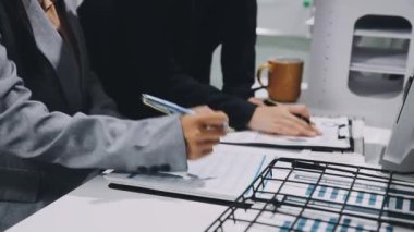 Kapat. Genç iş adamı iş yerindeki panoya yazı yazıyor..