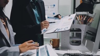 Ofiste belgeleri tutan genç iş kadını.