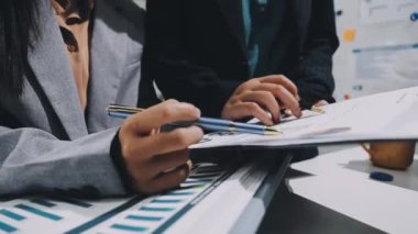 Ofiste çalışan iş adamları.