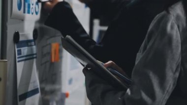 Ofisteki kağıt tahtada yazan iş adamı.