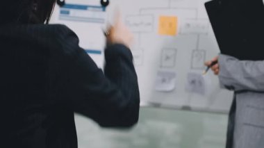 İş kadını ofiste.