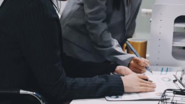 Bir iş ekibinin ellerine yakından bakın.