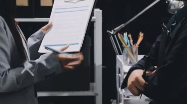 İş yerinde panosu olan bir iş kadını