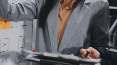 İş ekibi yeni bir projeyle ilgili bir planı tartışıyor.