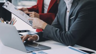 Tablet üzerinde çalışan iş adamları