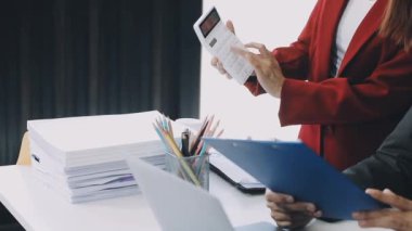 Ofiste çalışan iş adamları