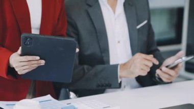 Ofisteki iş adamları.