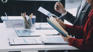 Ofiste çalışan iş adamları