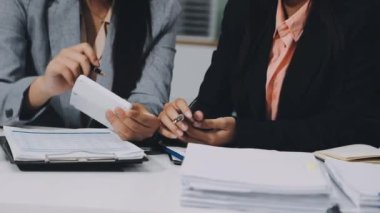 İş ekibi birlikte çalışıyor.