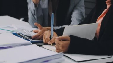 Birlikte modern ofisinde çalışan iş takım