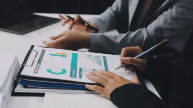 İş kadını el yazısı defterde