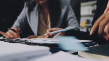 İş kadını ofiste proje üzerinde çalışıyor