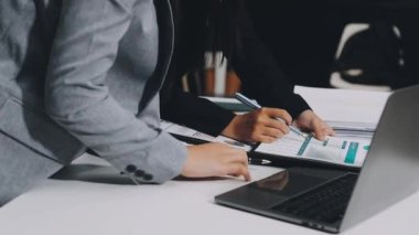 Modern bir ofiste çalışan iş adamı, iş konsepti