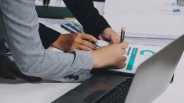 İş adamlarının ellerinin kalem tutarak bilgisayarda çalışmasına yakın çekim