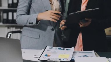 iş kadını işyerinde