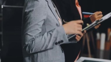 iş kadını ile dijital tablet