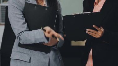 Elinde dosya ve belgeler tutan genç bir iş kadını. iş kavramı.