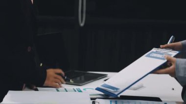 Yakın plan - ofiste iş adamlarının evrakları imzalaması