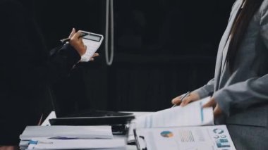 tartışmak ve birlikte çalışan iş adamları