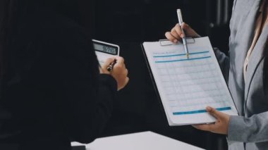 İş kadını ofiste tablet ile