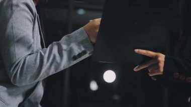 Ofiste belgeyi tutan iş kadınları