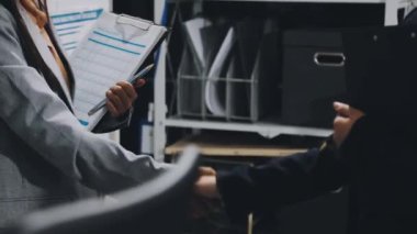 Modern bir ofiste iş adamları el sıkışıyor.