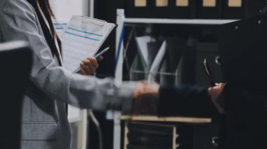 Kapat. İş adamı ofiste el sıkışıyor.