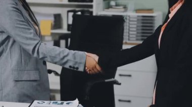 İş kadını başarılı bir anlaşmadan sonra tokalaşıyor