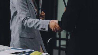 İş adamları ofiste el sıkışıyor, ofiste buluşuyorlar.