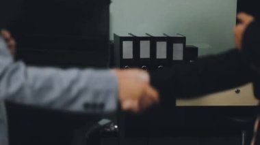 İş adamları el sıkışması, iş anlaşması